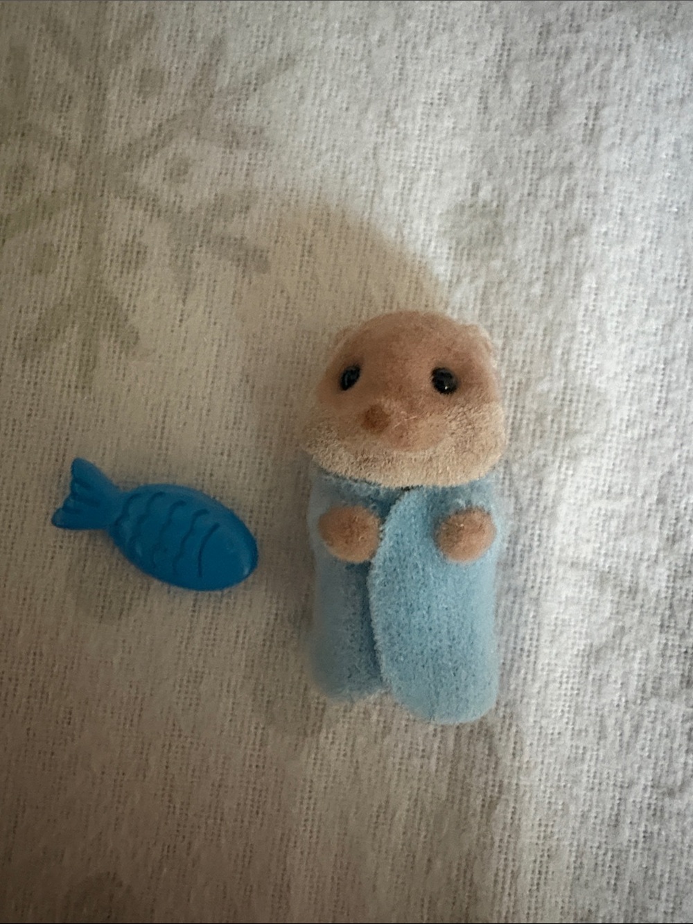 calico critters Otter with Pink Gift Box and Blue Fish - Picture 4 of 6